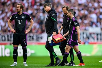 Bayern Münchens Raphael Guerreiro (r) musste verletzt ausgewechselt werden. Bayern Münchens Raphael Guerreiro (r) musste verletzt ausgewechselt werden.