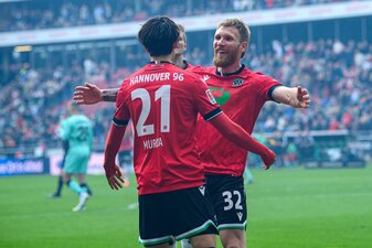 Hannover 96 feiert einen Heimsieg gegen den SC Paderborn. Hannover 96 feiert einen Heimsieg gegen den SC Paderborn.