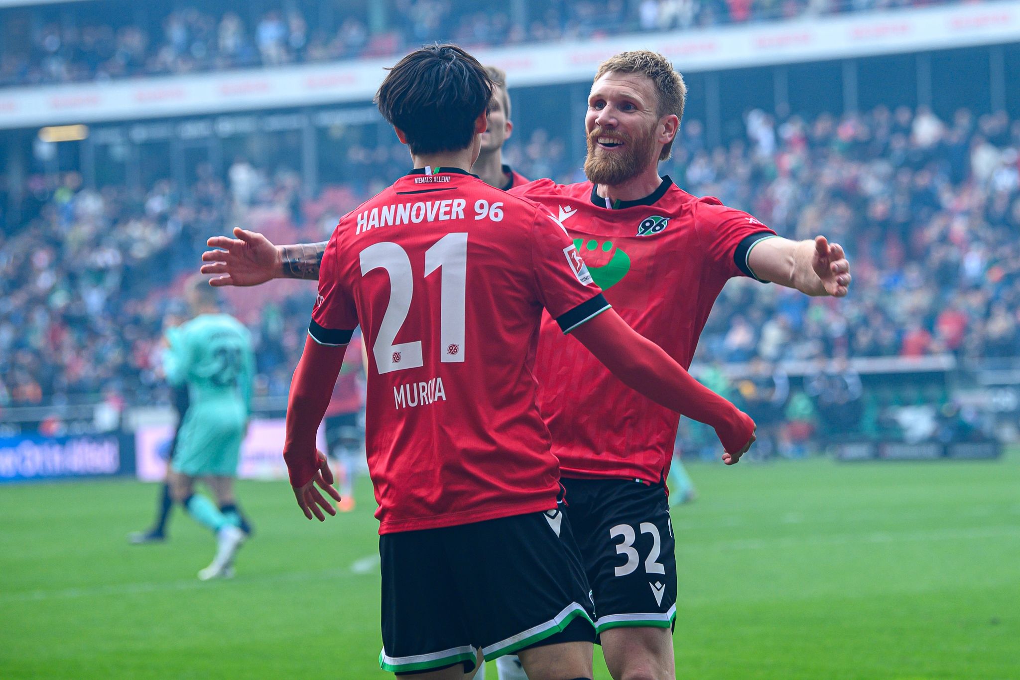 Hannover 96 feiert einen Heimsieg gegen den SC Paderborn.