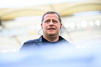 Bayern Münchens Sportvorstand Max Eberl hat Joachim Löw im Stuttgarter Stadion getroffen. Bayern Münchens Sportvorstand Max Eberl hat Joachim Löw im Stuttgarter Stadion getroffen.