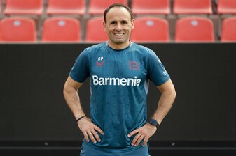 Co-Trainer Sebastian Parrilla war nach dem 5:1-Sieg von Bayer Leverkusen bei Eintracht Frankfurt der gefeierte Mann. Co-Trainer Sebastian Parrilla war nach dem 5:1-Sieg von Bayer Leverkusen bei Eintracht Frankfurt der gefeierte Mann.