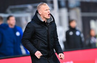 Schalkes Trainer Karel Geraerts deutet seinen Verbleib an. Schalkes Trainer Karel Geraerts deutet seinen Verbleib an.
