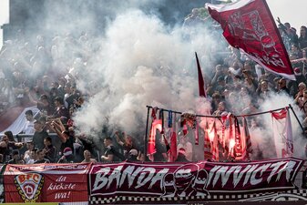 Beim Regionalligaspiel zwischen dem BFC Dynamo und Energie Cottbus kam es zu Ausschreitungen. Beim Regionalligaspiel zwischen dem BFC Dynamo und Energie Cottbus kam es zu Ausschreitungen.