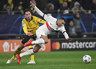 Mats Hummels (l) im Duell mit PSG-Stürmer Kylian Mbappé. Mats Hummels (l) im Duell mit PSG-Stürmer Kylian Mbappé.