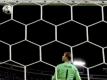 Bayern-Keeper Manuel Neuer schaut zu wie der Elfmeter von Antonie Griezmann an die Latte knallt. Foto: Juanjo Martin