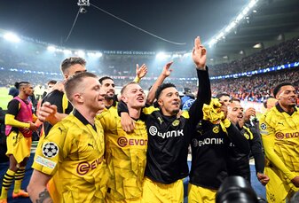 Dortmunds Spieler feiern mit den mitgereisten Fans den Sieg. Dortmunds Spieler feiern mit den mitgereisten Fans den Sieg.
