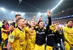 Dortmunds Spieler feiern mit den mitgereisten Fans den Sieg.