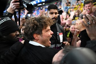 Stellte seine Mannschaft in beiden Spielen gegen PAris sehr gut ein: Dortmunds Trainer Edin Terzic (M). Stellte seine Mannschaft in beiden Spielen gegen PAris sehr gut ein: Dortmunds Trainer Edin Terzic (M).