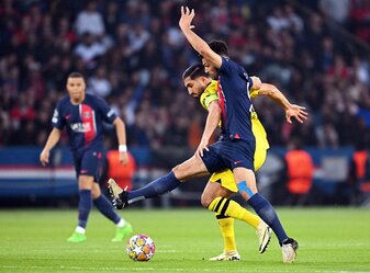 Dortmunds Emre Can und Goncalo Ramos (vorne) von Paris kämpfen um den Ball. Dortmunds Emre Can und Goncalo Ramos (vorne) von Paris kämpfen um den Ball.