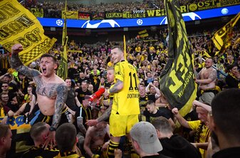 Dortmunds Marco Reus (M) jubelt mit den mitgereisten Fans über den Einzug ins Champions-League-Finale. Dortmunds Marco Reus (M) jubelt mit den mitgereisten Fans über den Einzug ins Champions-League-Finale.