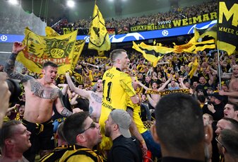 Dortmunds Marco Reus (M) jubelt mit den mitgereisten Fans über den Sieg bei Paris Saint-Germain. Dortmunds Marco Reus (M) jubelt mit den mitgereisten Fans über den Sieg bei Paris Saint-Germain.