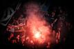 Fußballfans zünden Pyrotechnik im Stadion.