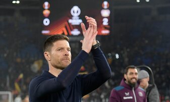 Hat nach der Deutschen Meisterschaft die Chance auf zwei weitere Titel mit seiner Mannschaft: Leverkusens Cheftrainer Xabi Alonso. Hat nach der Deutschen Meisterschaft die Chance auf zwei weitere Titel mit seiner Mannschaft: Leverkusens Cheftrainer Xabi Alonso.