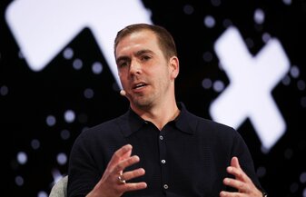 Philipp Lahm spricht auf einer Bühne auf der Digital- und Marketingmesse OMR. Philipp Lahm spricht auf einer Bühne auf der Digital- und Marketingmesse OMR.