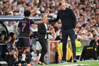 Serge Gnabry (l) musste verletzungsbedingt bereits in der ersten Hälfte ausgewechselt werden. Serge Gnabry (l) musste verletzungsbedingt bereits in der ersten Hälfte ausgewechselt werden.