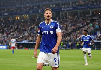 Schalke-Stürmer Simon Terodde beendet nach dieser Saison seine Karriere. Schalke-Stürmer Simon Terodde beendet nach dieser Saison seine Karriere.