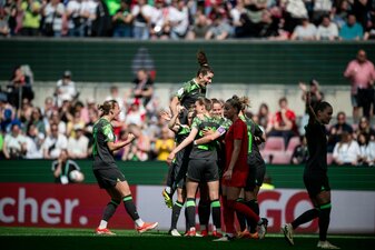 Das frühe 1:0 durch Jule Brand brachte den VfL Wolfsburg auf die Siegerstraße. Das frühe 1:0 durch Jule Brand brachte den VfL Wolfsburg auf die Siegerstraße.