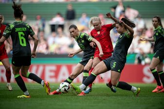 Wolfsburgs Jule Brand (l) und Lena Oberdorf kämpfen mit Bayerns Pernille Harder um den Ball. Wolfsburgs Jule Brand (l) und Lena Oberdorf kämpfen mit Bayerns Pernille Harder um den Ball.