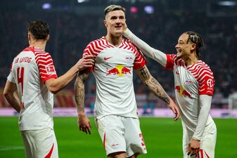 RB Leipzig arbeitet daran Benjamin Sesko (M) und Xavi Simons (r) auch nächstes Jahr noch in Sachsen zu halten. RB Leipzig arbeitet daran Benjamin Sesko (M) und Xavi Simons (r) auch nächstes Jahr noch in Sachsen zu halten.