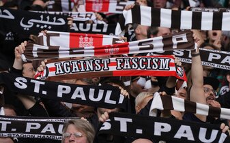 St. Pauli will einen möglichen Aufstieg in die Fußball-Bundesliga nicht nur mit einer Fan-Party, sondern mit einem Aktionstag für Demokratie, gegen Rassismus, Antisemitismus und Diskriminierung fei St. Pauli will einen möglichen Aufstieg in die Fußball-Bundesliga nicht nur mit einer Fan-Party, sondern mit einem Aktionstag für Demokratie, gegen Rassismus, Antisemitismus und Diskriminierung fei