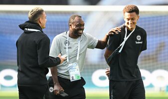 Frankfurts ehemaliger Kaderplaner Ben Manga (M) arbeitet künftig für Schalke 04. Frankfurts ehemaliger Kaderplaner Ben Manga (M) arbeitet künftig für Schalke 04.