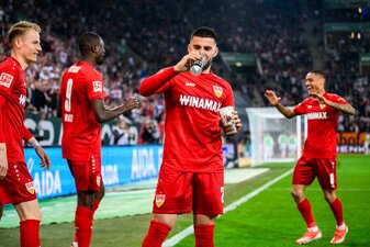 Deniz Undav (2.v.r.) feierte das 0:1 beim FC Augsburg mit einem Schluck Bier. Deniz Undav (2.v.r.) feierte das 0:1 beim FC Augsburg mit einem Schluck Bier.