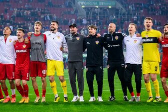 Der VfB Stuttgart feiert den Sieg beim FC Augsburg. Der VfB Stuttgart feiert den Sieg beim FC Augsburg.