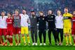 Der VfB Stuttgart feiert den Sieg beim FC Augsburg.