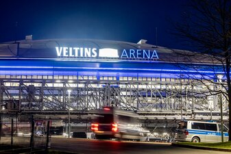 Fans von Schalke und Rostock lieferten sich in Gelsenkirchen eine Auseinandersetzung. Fans von Schalke und Rostock lieferten sich in Gelsenkirchen eine Auseinandersetzung.