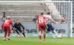 Hertha-Torjäger Haris Tabakovic (r) verwandelt den Elfmeter zum 1:0.