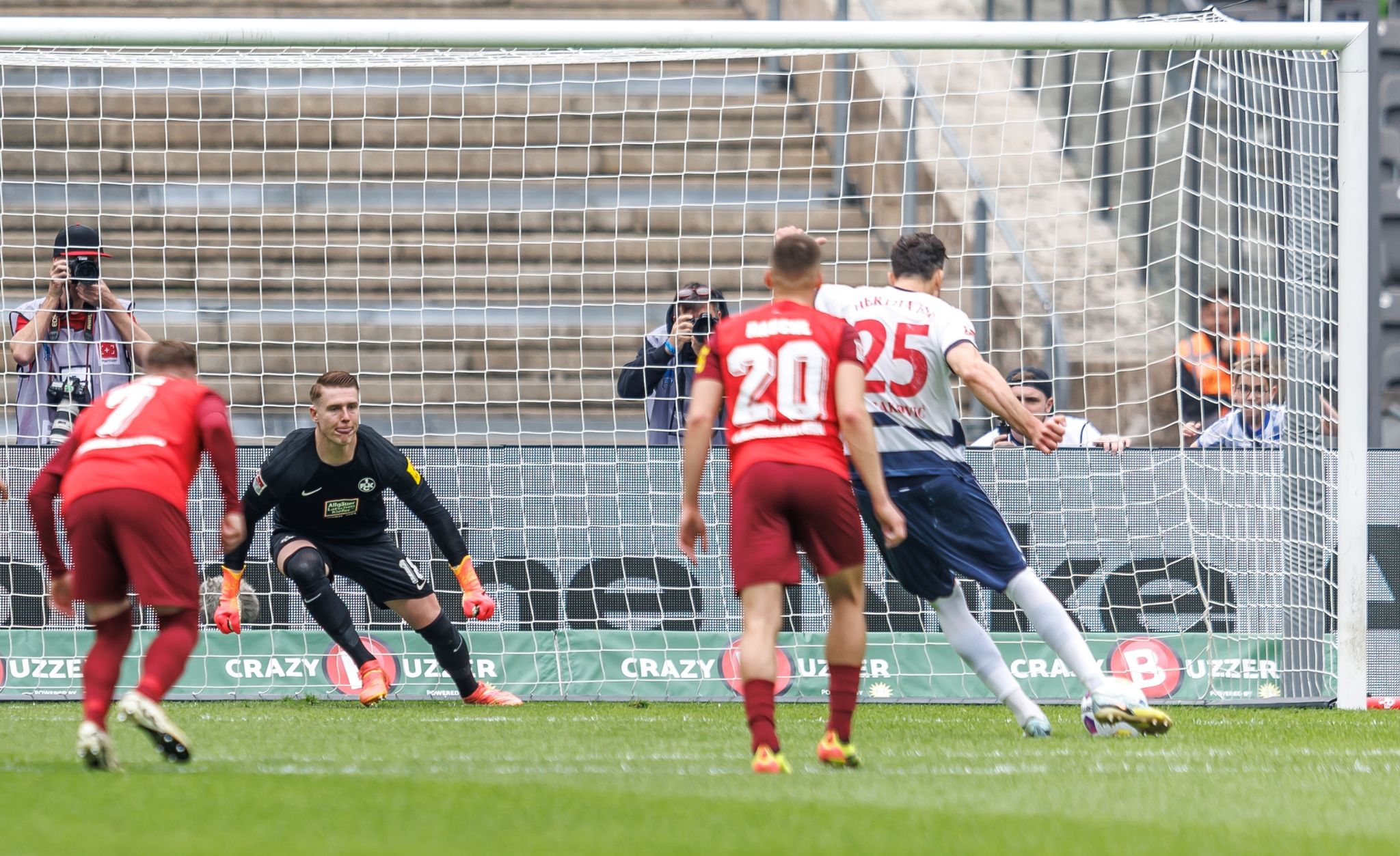 Hertha-Torjäger Haris Tabakovic (r) verwandelt den Elfmeter zum 1:0.