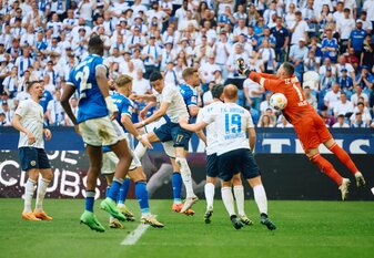Der Ball fliegt an Hansa-Torwart Markus Kolke (r) zum 2:1 für Schalke vorbei. Der Ball fliegt an Hansa-Torwart Markus Kolke (r) zum 2:1 für Schalke vorbei.