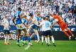 Der Ball fliegt an Hansa-Torwart Markus Kolke (r) zum 2:1 für Schalke vorbei.