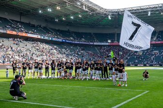 Mönchengladbach feiert nach dem Unentschieden gegen Frankfurt den Verbleib in der Bundesliga. Mönchengladbach feiert nach dem Unentschieden gegen Frankfurt den Verbleib in der Bundesliga.