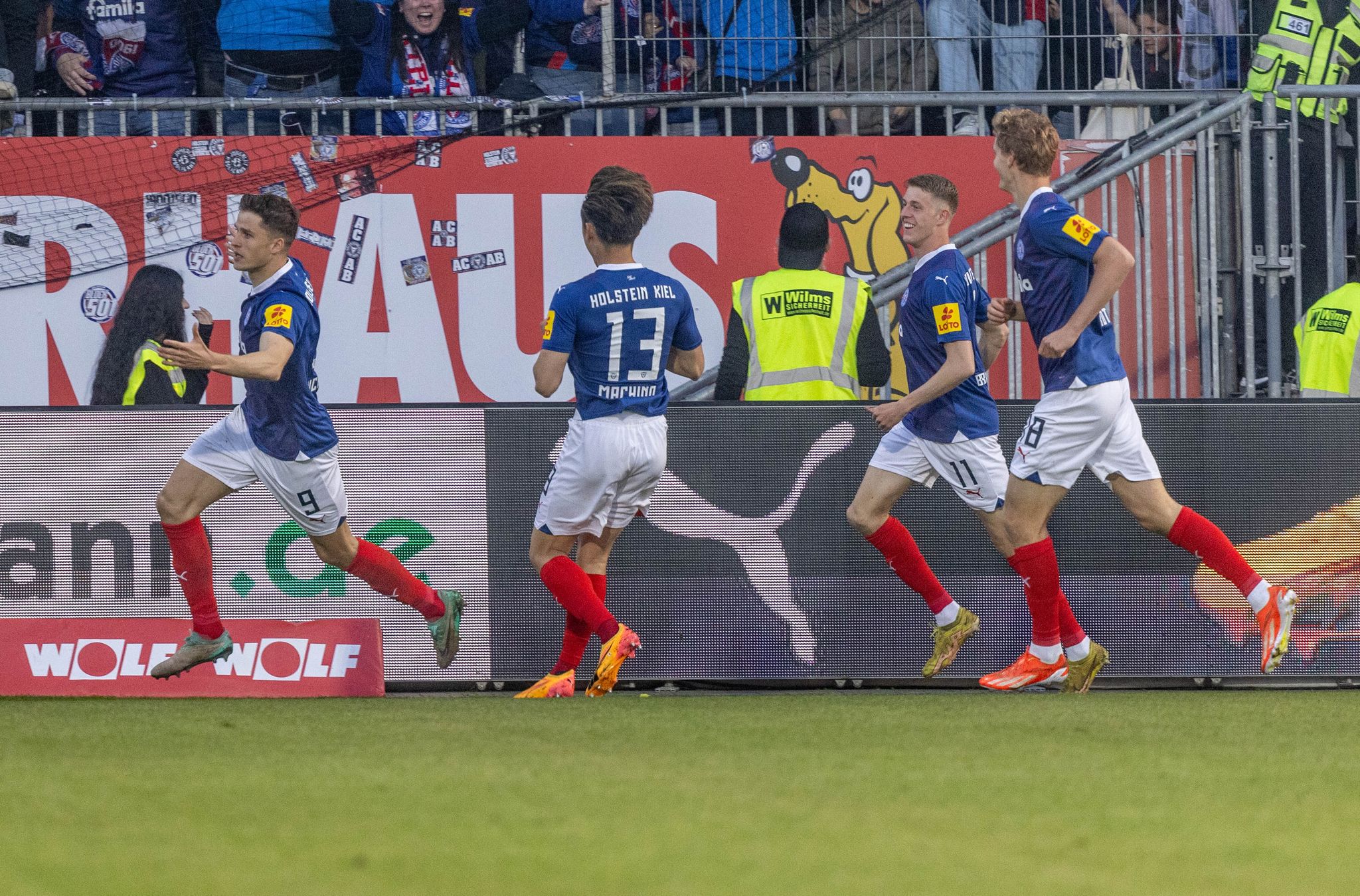 Holstein Kiel feiert den Aufstieg in die Bundesliga.