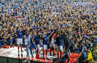Die Spieler feierten mit den Anhängern, die nach dem Schlusspfiff auf das Spielfeld gestürmt waren. Die Spieler feierten mit den Anhängern, die nach dem Schlusspfiff auf das Spielfeld gestürmt waren.