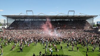 Die Fans vom FC St. Pauli stürmten nach dem Abpfiff den Platz. Die Fans vom FC St. Pauli stürmten nach dem Abpfiff den Platz.