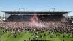 Die Fans vom FC St. Pauli stürmten nach dem Abpfiff den Platz.