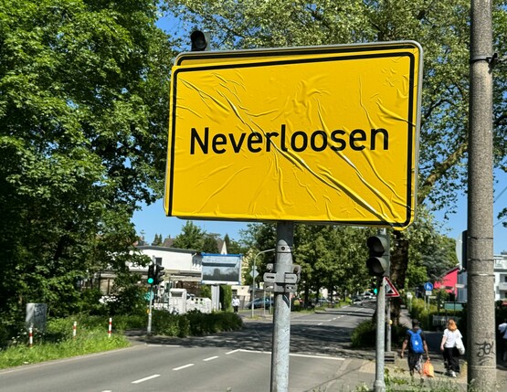 Das Ortsschild von Leverkusen im Stadtteil Schlebusch ist mit der Aufschrift «Neverloosen» überklebt worden.