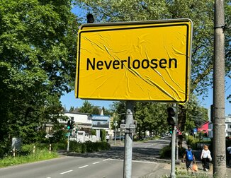 Das Ortsschild von Leverkusen im Stadtteil Schlebusch ist mit der Aufschrift «Neverloosen» überklebt worden. Das Ortsschild von Leverkusen im Stadtteil Schlebusch ist mit der Aufschrift «Neverloosen» überklebt worden.