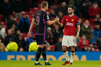 Uniteds Bruno Fernandes (r) und Bayerns Harry Kane geben sich nach einem Spiel die Hand.