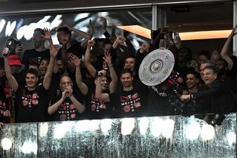Trainer Xabi Alonso hält eine nachgemachte Meisterschale in die Höhe. Am Samstag gibt es endlich die echte. Trainer Xabi Alonso hält eine nachgemachte Meisterschale in die Höhe. Am Samstag gibt es endlich die echte.