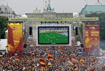 Tausende Zuschauer verfolgten 2006 auf der Fanmeile am Brandenburger Tor die Fußball-WM. Tausende Zuschauer verfolgten 2006 auf der Fanmeile am Brandenburger Tor die Fußball-WM.