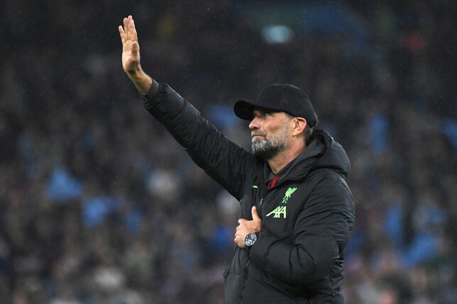 Liverpools Trainer Jürgen Klopp verabschiedet sich von den Fans.