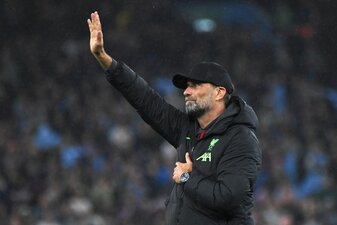 Liverpools Trainer Jürgen Klopp verabschiedet sich von den Fans. Liverpools Trainer Jürgen Klopp verabschiedet sich von den Fans.