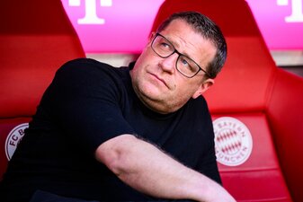 Bayerns Sportvorstand Max Eberl sitzt vor einem Spiel im Stadion. Bayerns Sportvorstand Max Eberl sitzt vor einem Spiel im Stadion.