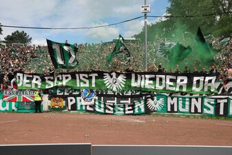 Münsters Fans zeigen ein Transparent mit der Aufschrift „Der SCP ist wieder da“. Münsters Fans zeigen ein Transparent mit der Aufschrift „Der SCP ist wieder da“.
