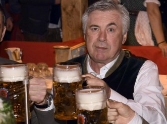 Bayern-Coach Carlo Ancelotti will nach einem Sieg gegen Köln mindestens drei Maß stemmen. Foto: Felix Hörhager Bayern-Coach Carlo Ancelotti will nach einem Sieg gegen Köln mindestens drei Maß stemmen. Foto: Felix Hörhager