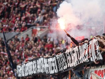 Schweigeminute im Spiel: Bayer gedenkt verstorbenen Fans Schweigeminute im Spiel: Bayer gedenkt verstorbenen Fans
