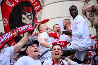 Nicht nur bei den Fans beliebt, auch bei anderen Vereinen: Was wird aus Stuttgarts Serhou Guirassy (r)? Nicht nur bei den Fans beliebt, auch bei anderen Vereinen: Was wird aus Stuttgarts Serhou Guirassy (r)?